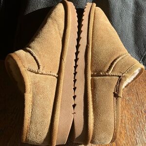 CUSHIONAIRE Women's Hilo Genuine Suede Cozy Mule Slippers